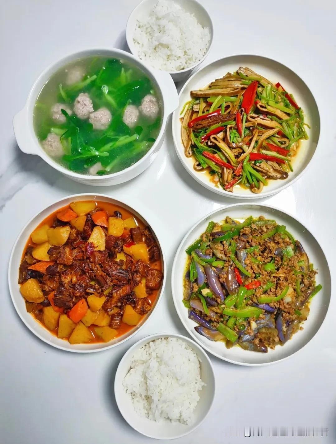 有人说幸福是赚大钱、住大房子，可是我觉得，最幸福的事儿特简单——就是一家人整整齐