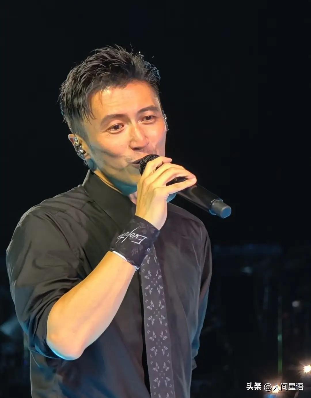 谢霆锋和两个儿子为何总是难见同框，和王菲出行却频频被拍？这份反差，难免让人疑惑。