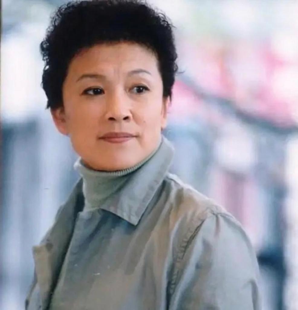 2012年，邓婕去宋春丽家串门，61岁的宋春丽和老伴孙维熙各据沙发一角，屋里静得