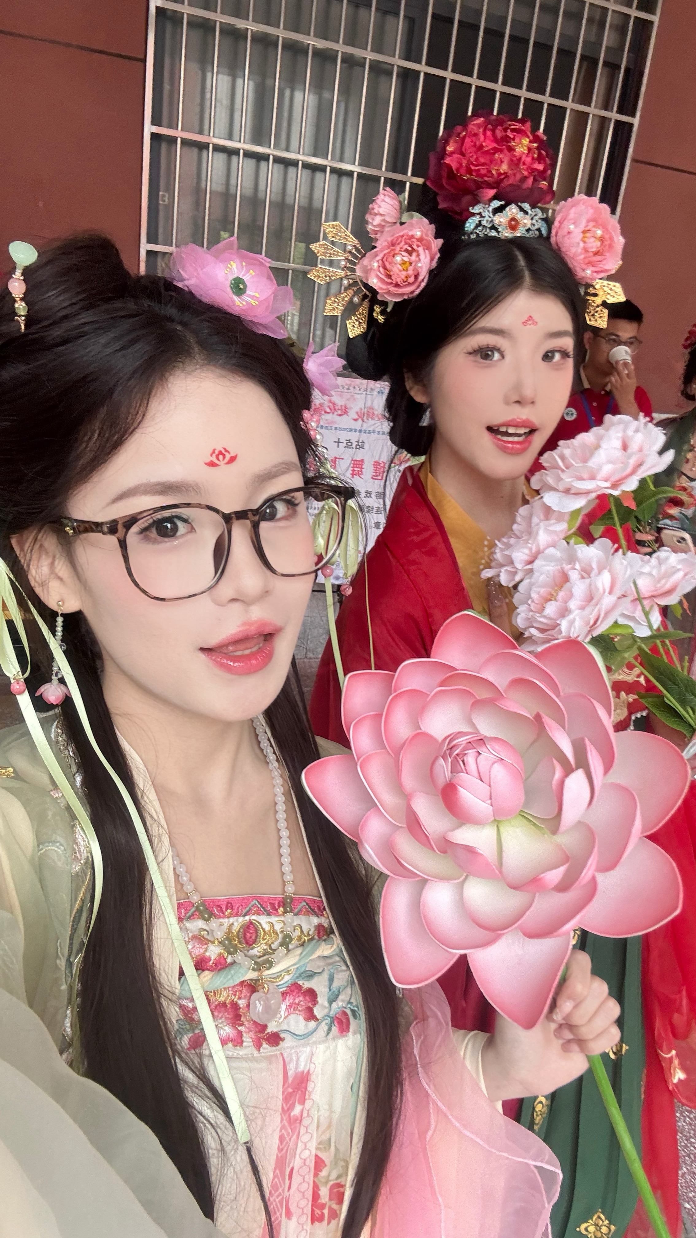 幸福得嘞天天跟美女一起做同事嘻嘻嘻  ​​​