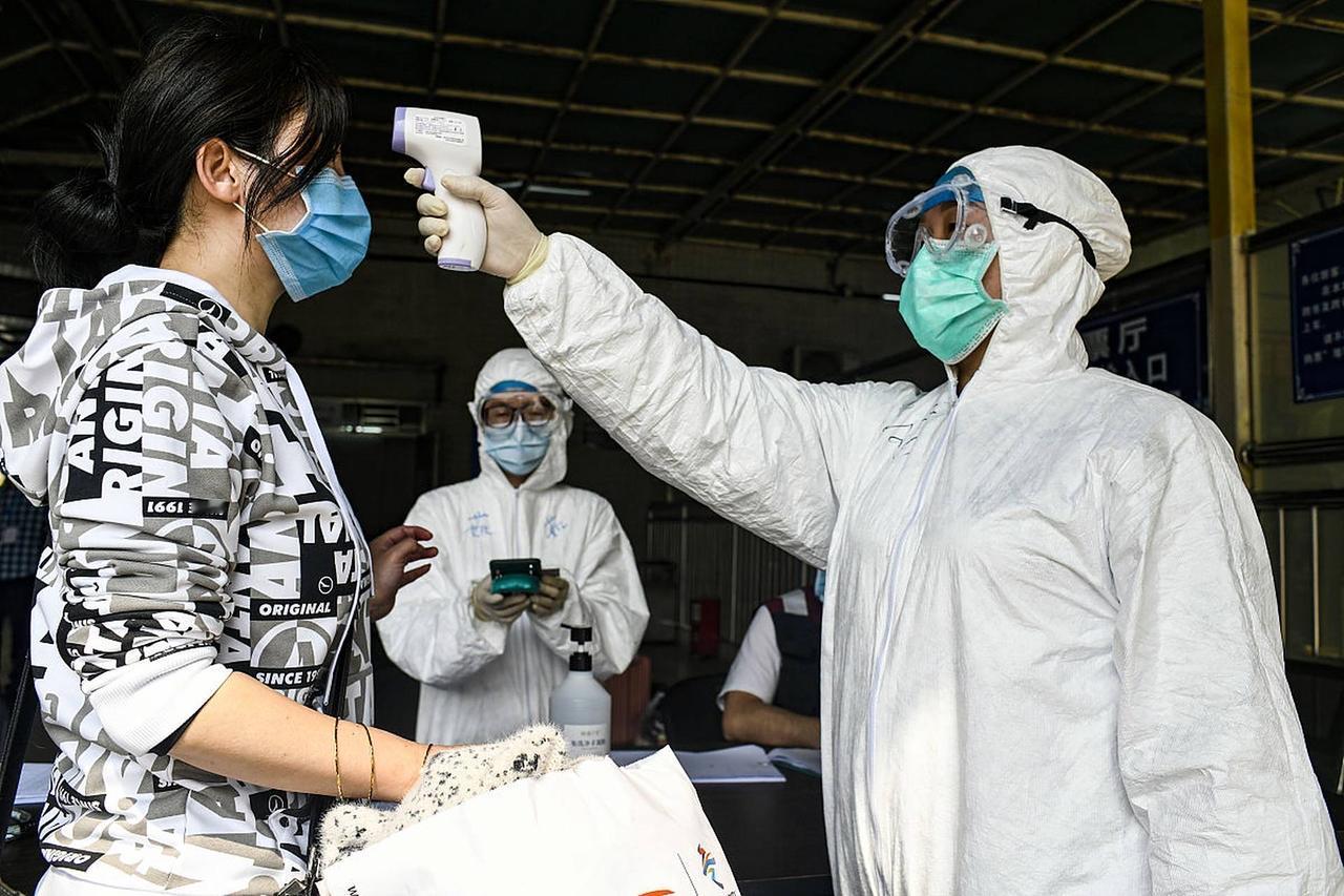 和两位从军30年的资深军医聊到一个概念，名叫“长新冠”。男军医说，这个概念不只是