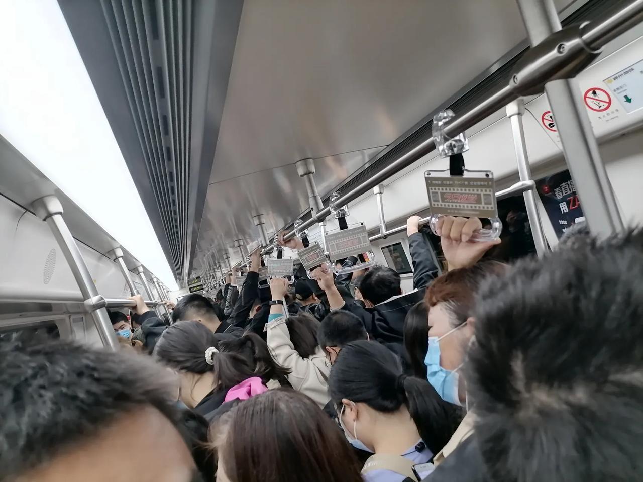 晚上十点下班才发现，原来这座城市有这么多人在加班

昨晚十点从公司出来，发现地铁