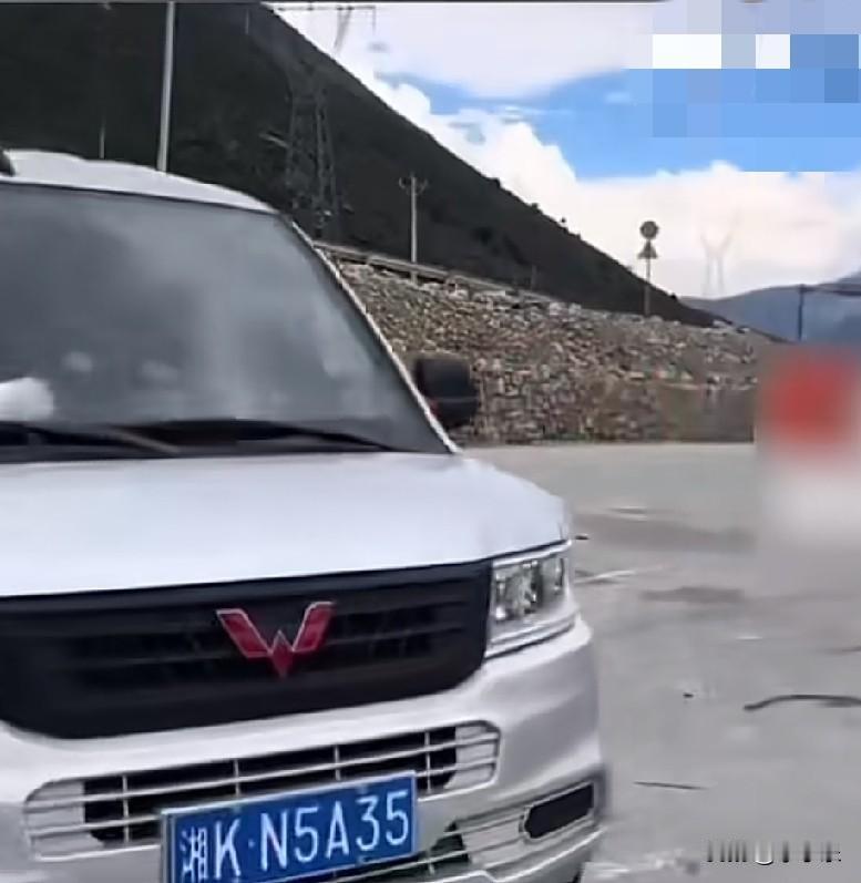 近日，湖南娄底一位父亲，为奖励女儿三科考试都考90分，带着女儿开着小货车，拉了一