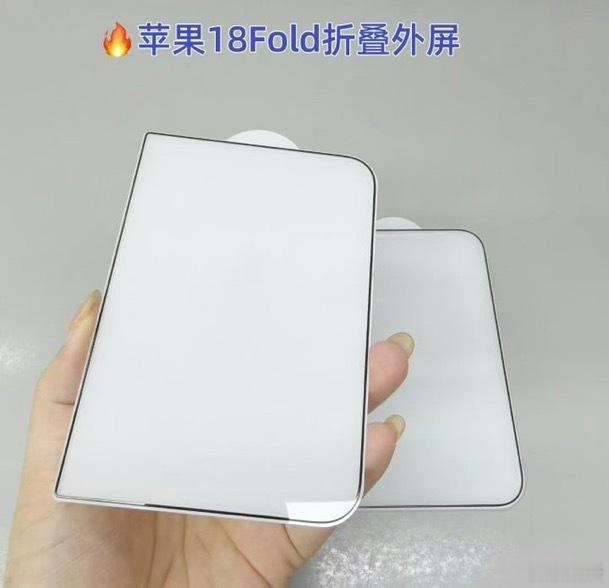 网上流出传闻中Apple首款折叠iPhone的保护膜实物图与上手视频，这份配件物