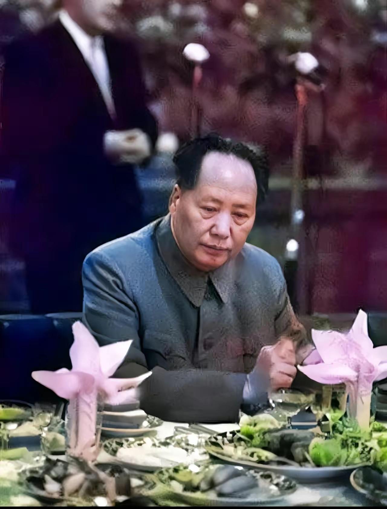 老人家，您看着这满桌子的菜肴，在想什么呢？ ​​​