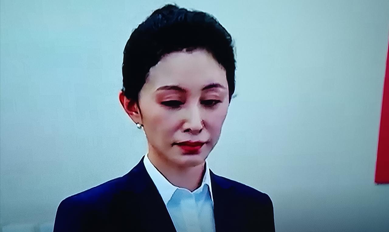 感觉她的嘴巴比姚晨还要大一圈。
真心讨厌这个五官都大了一圈的“行长”，这角色本就