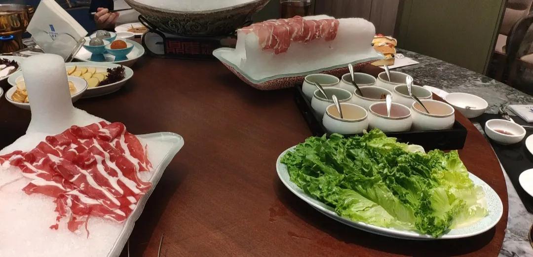 邻居的女儿请我吃火锅，在饭桌上拿出1200元钱和她家的钥匙。听她说明来意，我果断
