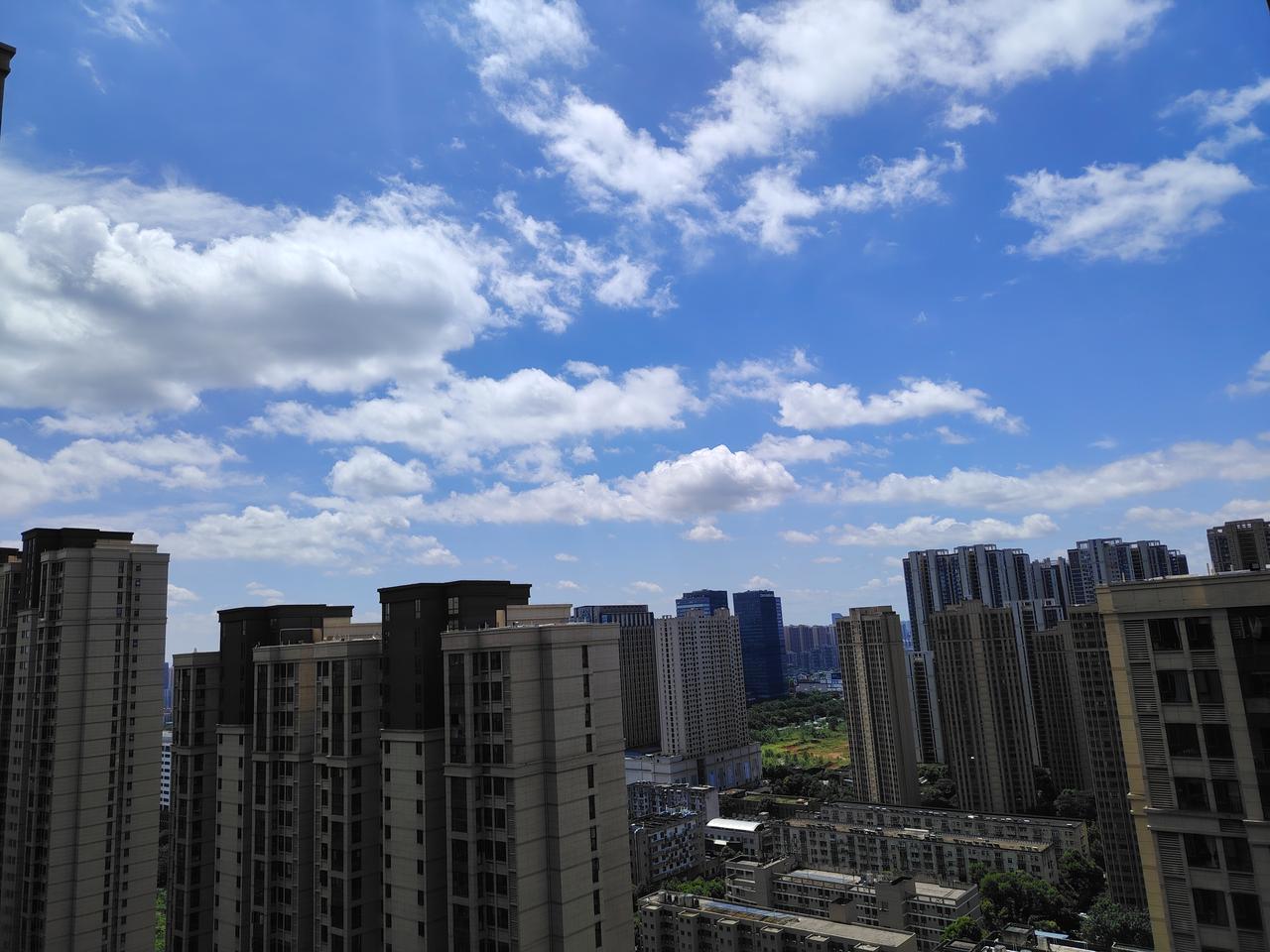 天空之美
2026年7月8日拍摄于武汉保利时代