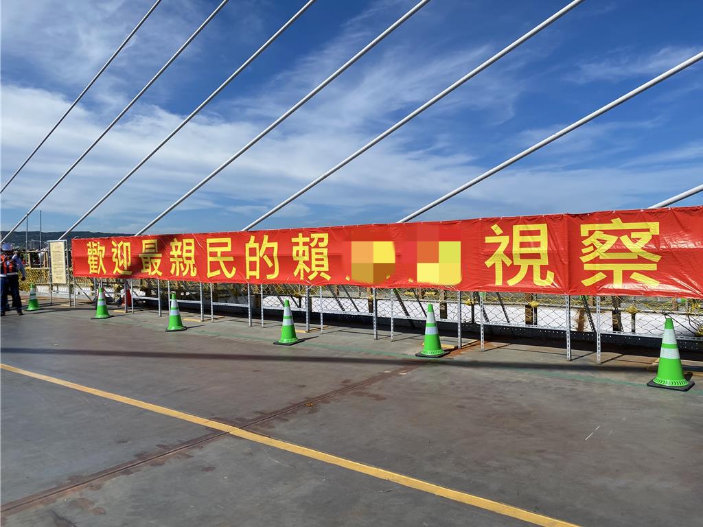 国民党16日在脸书上调侃表示，“说个笑话：赖清德最亲民，莱尔校长不说谎。”
赖清