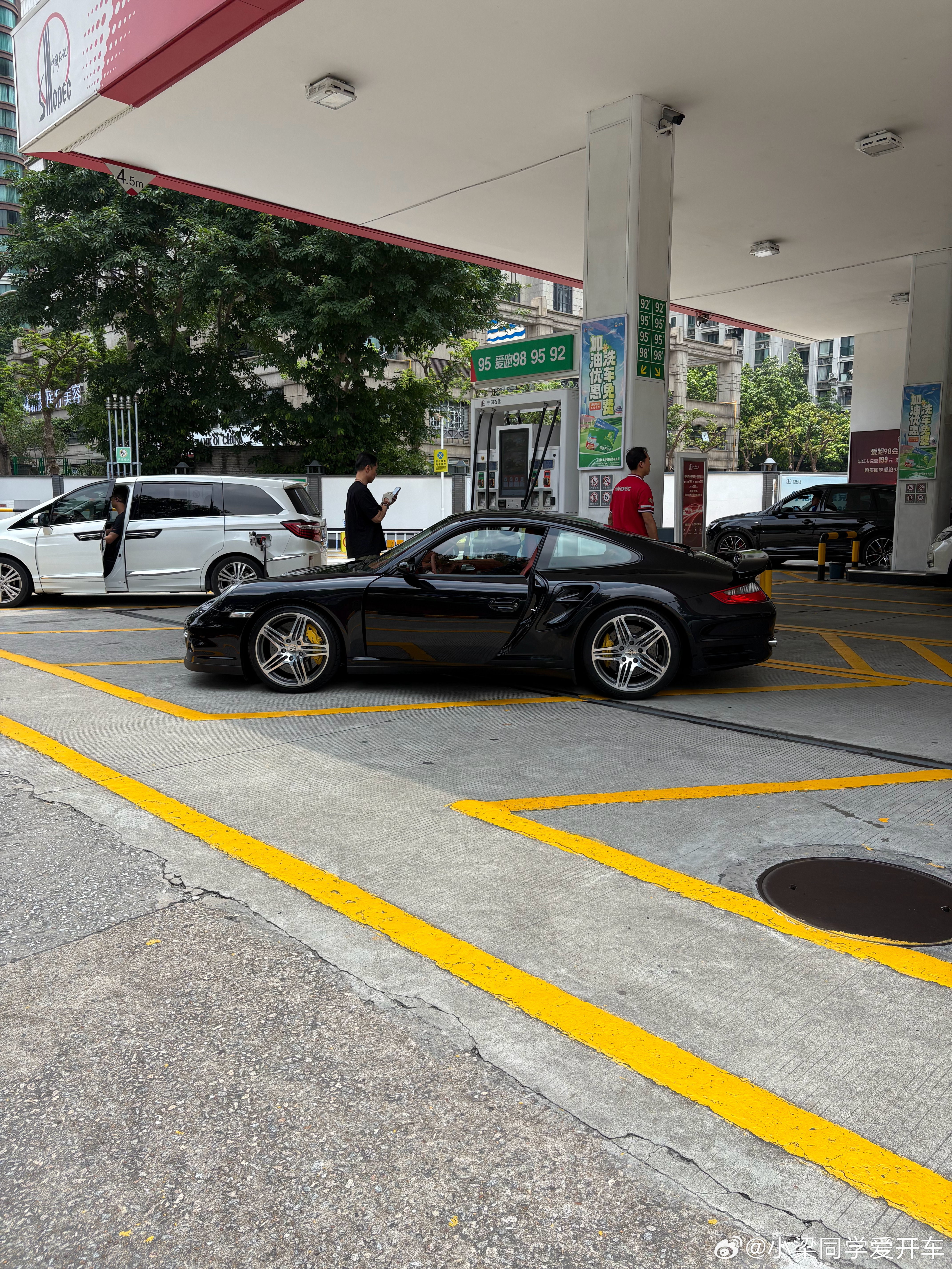 油价或迎年内第二降几天前去加油站的实拍保时捷大哥都觉得98号汽油太贵了无奈的摇头