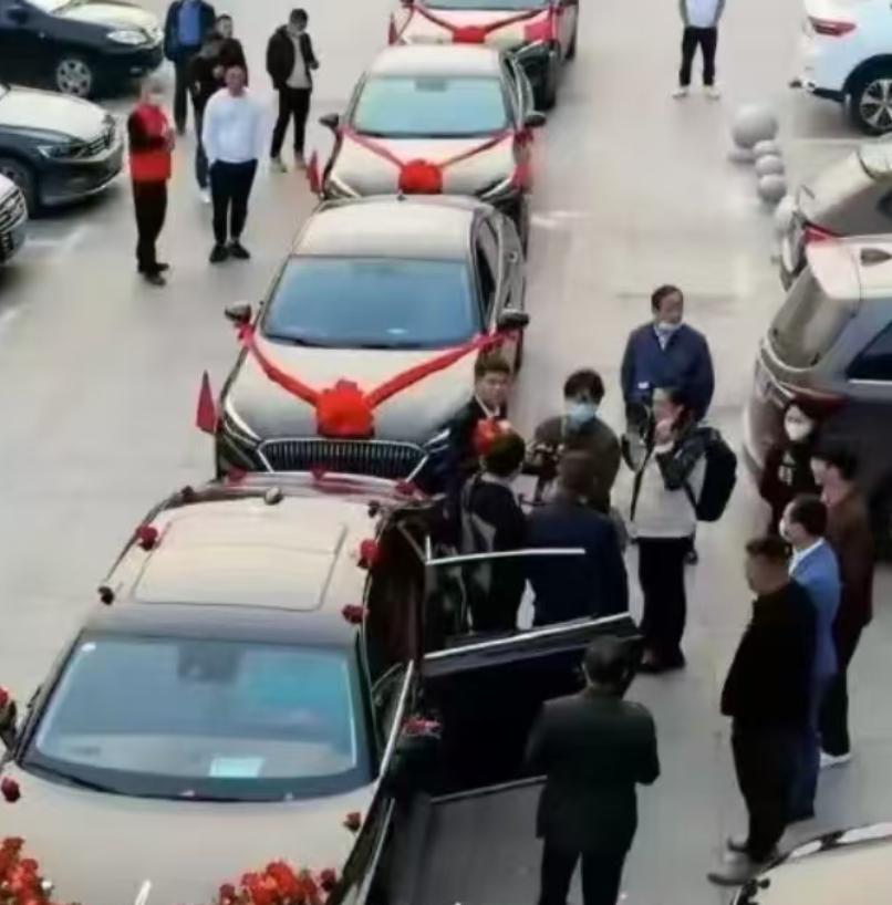 太过分了！北京一新郎花26600元租8辆婚车，迎完亲，准备回酒店办结婚仪式时，司