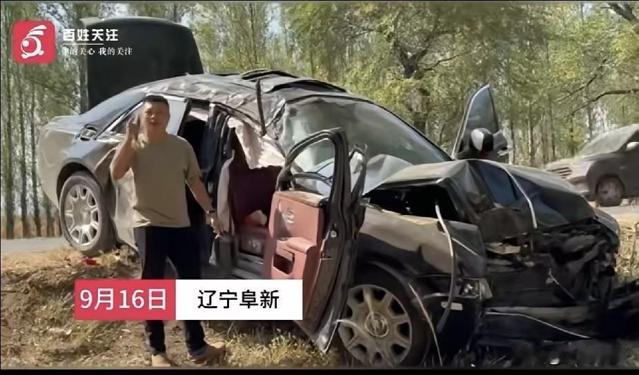 借朋友的劳斯莱斯去接亲，结果出事了，把车撞成这个样子，一般人真赔不起。不知道这种