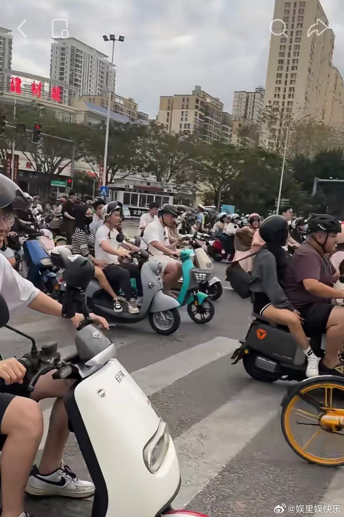 油价上涨电动车成出行新宠油价上涨电动车转卖价升高 油价涨得心慌，电动车成“解药”