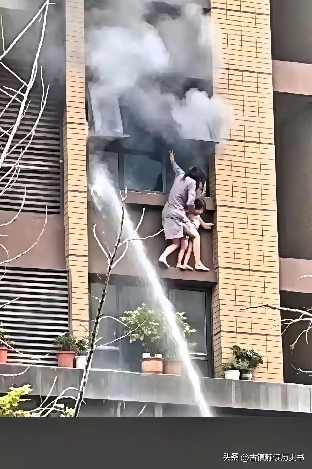 不要以为大家没事闲的指责人家消防人员救援不利，大家知道消防救援不像大家想象得那样