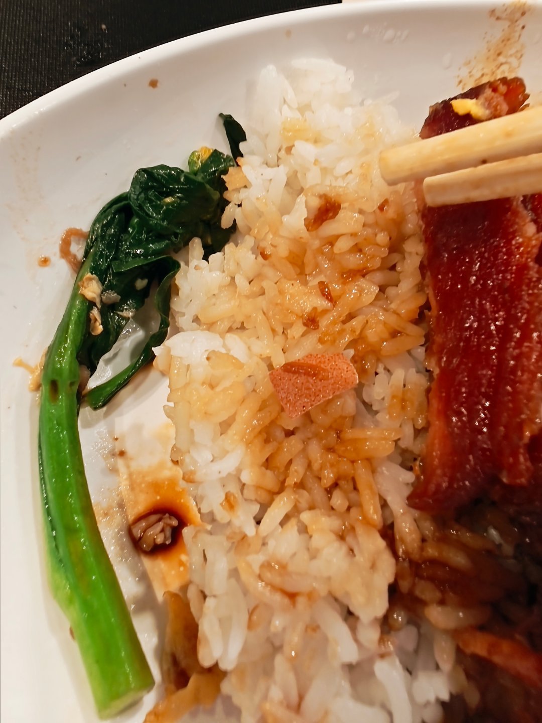 好吧~_~黯然销魂饭里吃出了我近3年餐饮里发现过的最大的蛋壳(次大的蛋壳是我自己