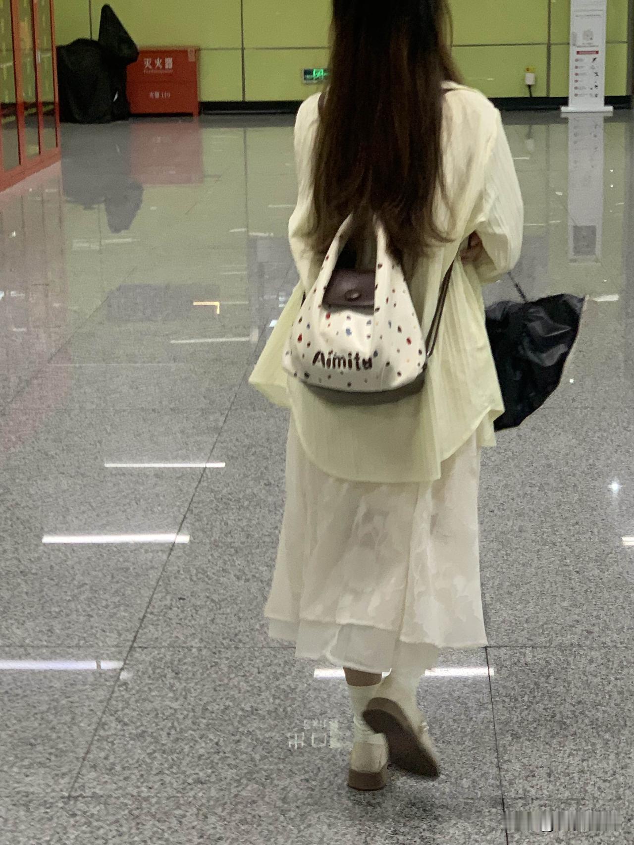 刚刚过斑马线的时候，听到一个阿姨手机外放，对方说：“以前的事儿是我对不住你，老刘