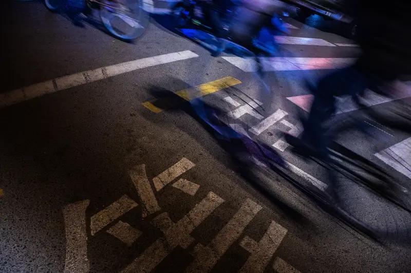 你的城市,骑电车需要戴头盔吗?需要得，但是也有很多人没带，但戴头盔不是为了别人或