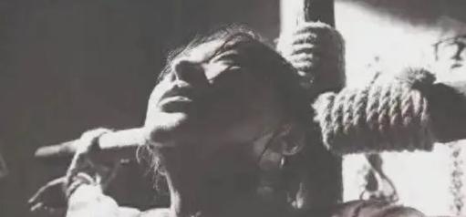 狱中，赵一曼的肚子被灌得鼓了起来，旁边的敌人拍了拍她的肚子，笑着说：“再灌点。”