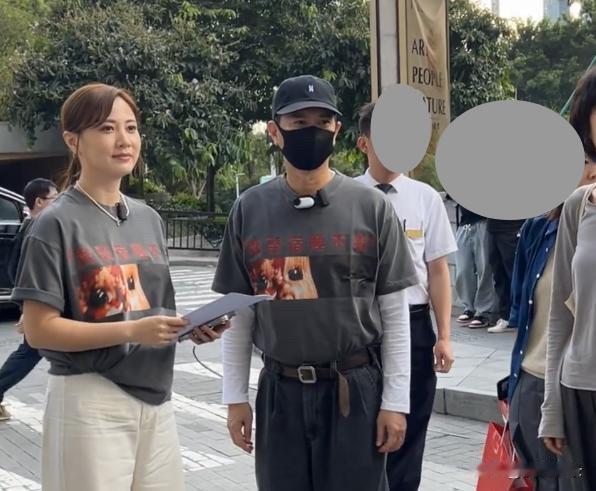 张家辉现广州珠江新城：与工作人员拍摄好认真，与粉丝合影很温和！[得意][得意]