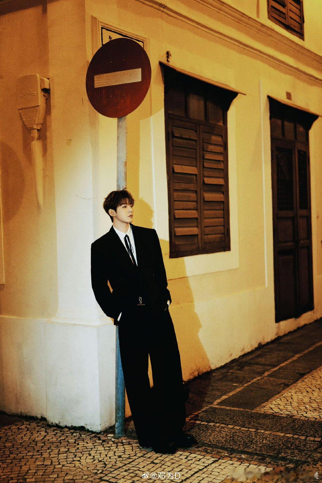 邓为尖叫之夜妆造邓为尖叫之夜出图，西装顺毛好帅，期待红毯见！ 