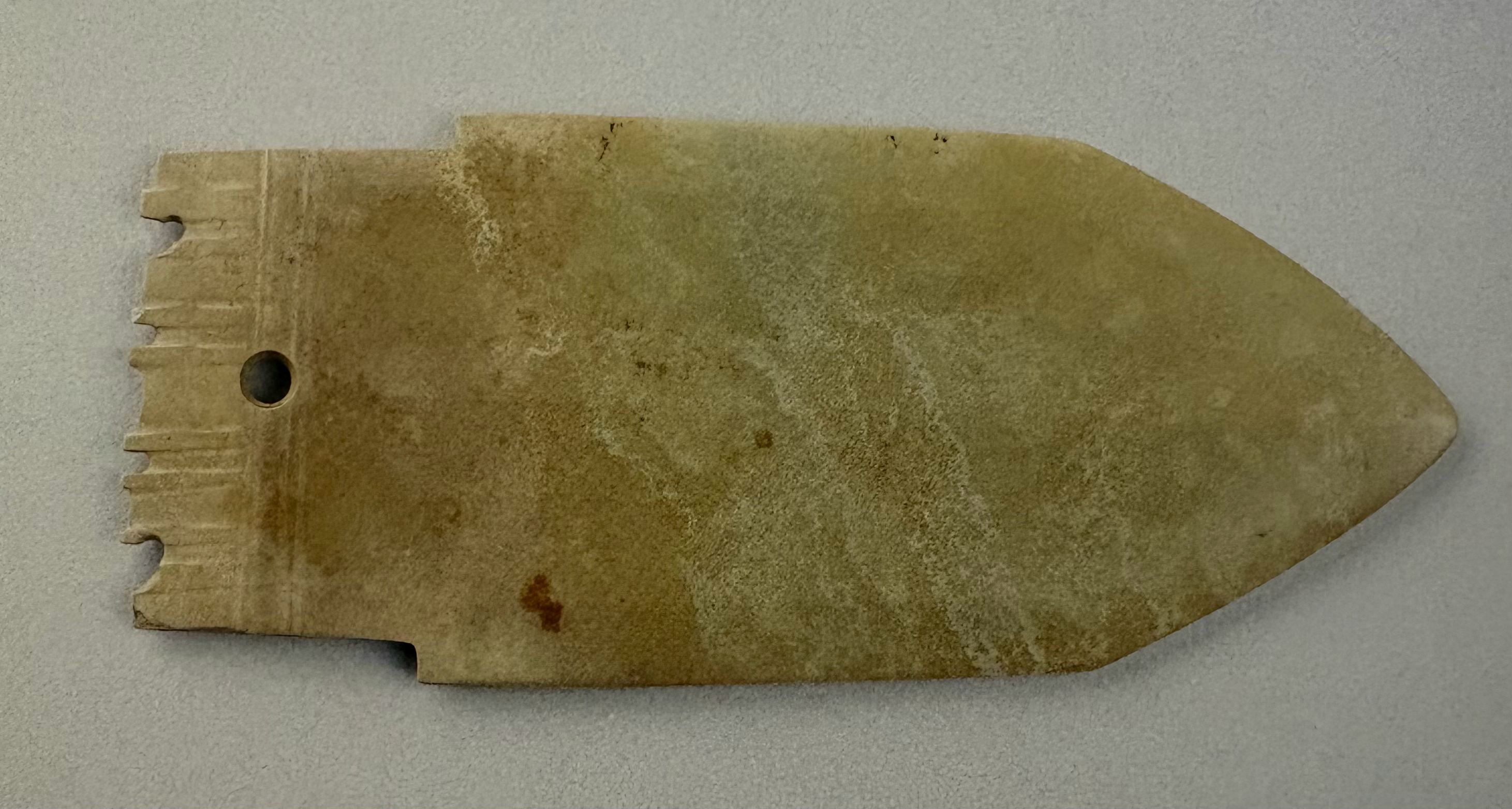 台北史语所藏殷墟西北冈M2016出土商晚期玉戈 