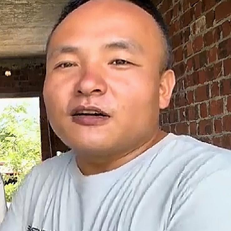 小胖墩在老挝建民宿，给大家笑坏了。小胖墩太好玩了，把我给笑的肚子疼。那天夜里，老