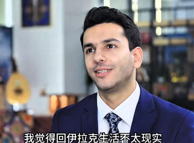 记者方浩明是伊拉克人，伊拉克战乱时，他们跑到叙利亚，他的姐姐嫁给了中国人，叙利亚