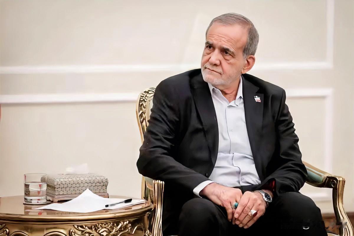 伊朗不是靠个人维系的威权政体，而是政教合一与民族主义的双重绑定。
哈梅内伊遇袭后