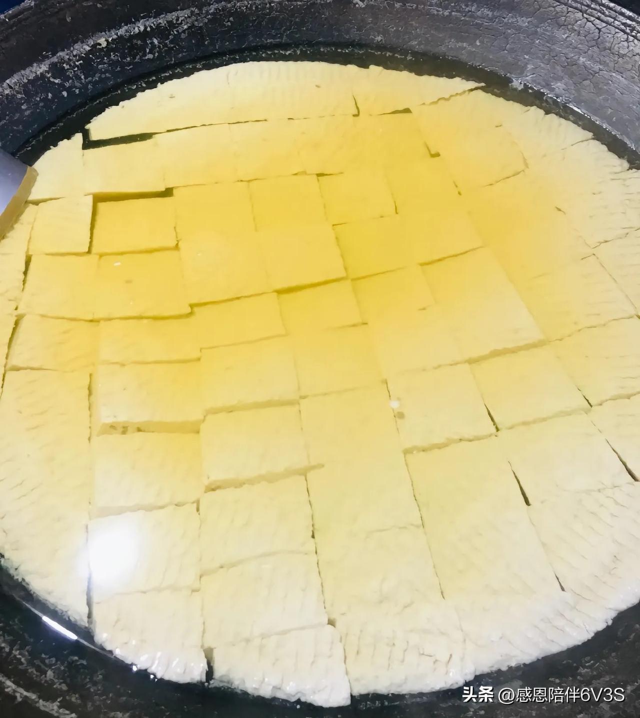 老辈子们，我觉着这才是地道的四川豆花啊，就该是这般模样：用筷子夹起来颤颤悠悠，蘸