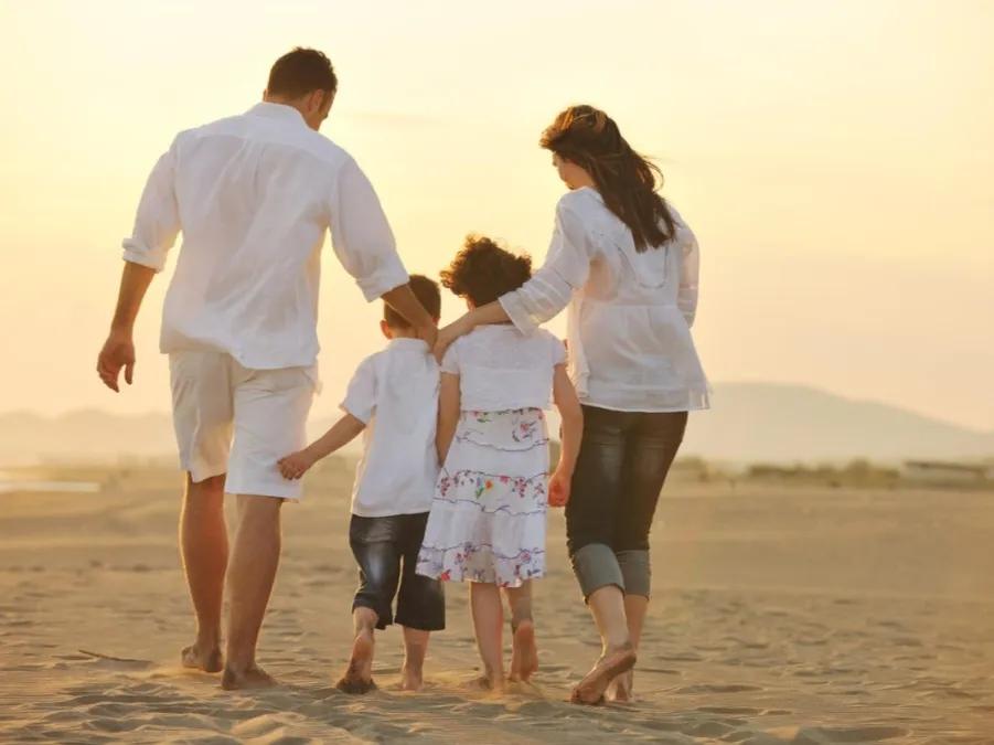 存钱和买保险并非“二选一”的对立题，而是构成个人财务稳健的两大基石，它们功能互补