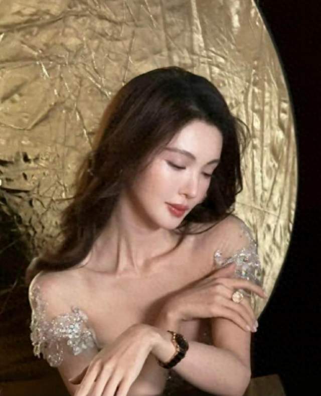 金晨回应现发4更换常驻嘉宾，夸人美又撒得开，还笑说我还活着