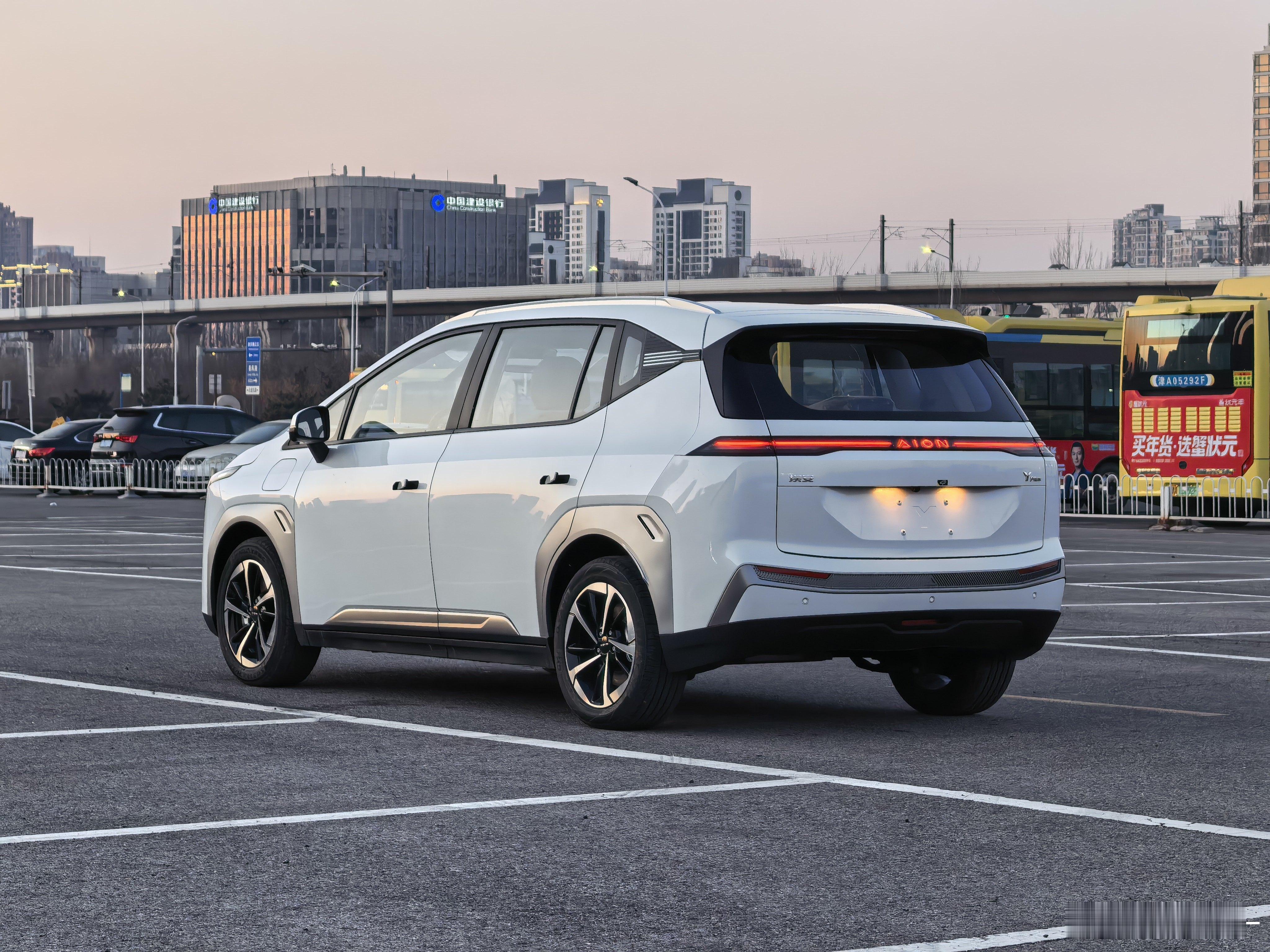 前些天质损的小埃安修好了，这台是后尾门憋回去了原计划是做数据修复，还用原车门，结