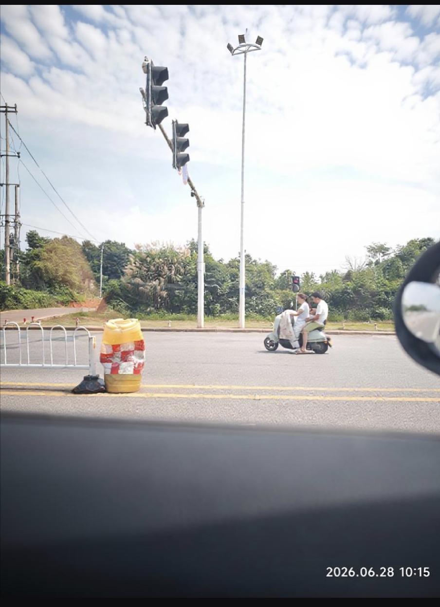 也许这就是穷人要买车的一个理由吧

今天开车路过，长沙气温飙到30多度。路边看到