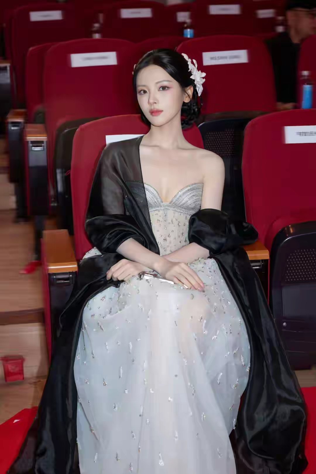 杨超越活动现场抹胸裙穿搭让人心动，身材一级棒 ​​​