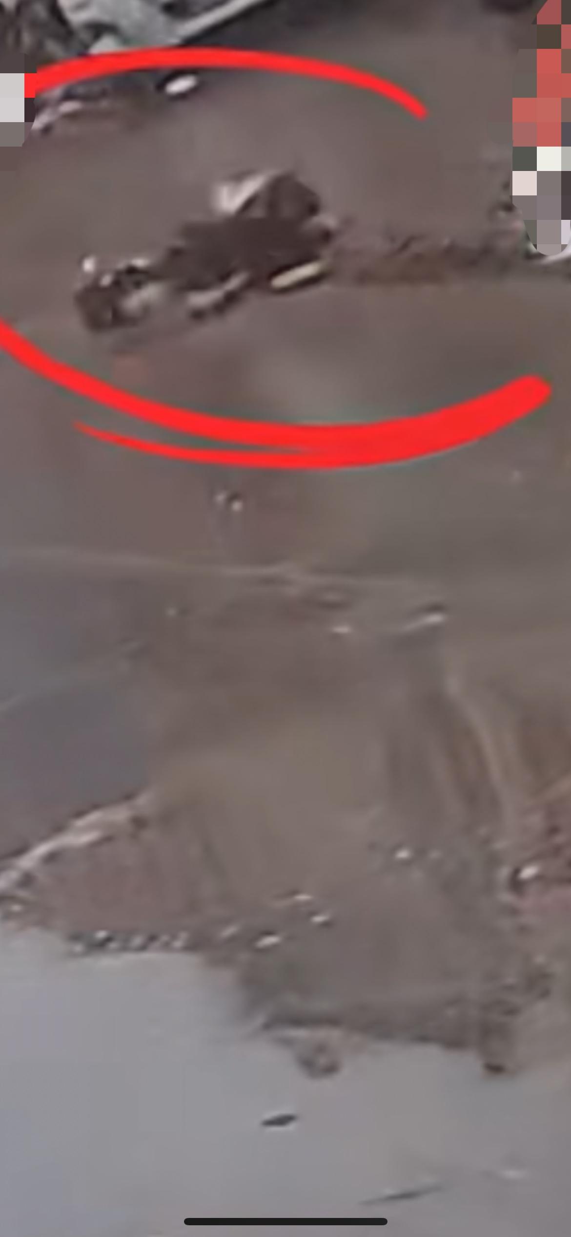 12月14日江苏，孩子下校车后被小货车撞飞，司机撞人后直接开车驶离现场，孩子起身