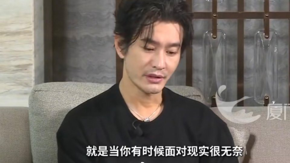 黄晓明觉得自己40岁前很傻 黄晓明看起来好累啊！或许是新作《戴假发的人》上映三天