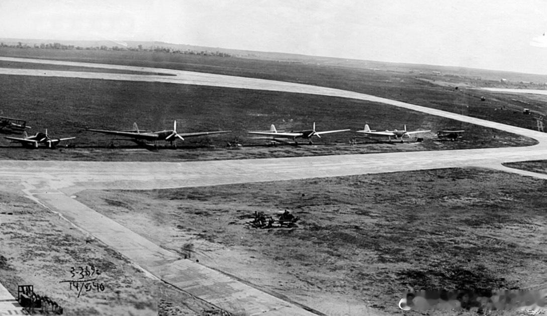 1939年6月14日ЛИИ机场，中间是2架БОК15，边缘是БОК7。БОК（Б