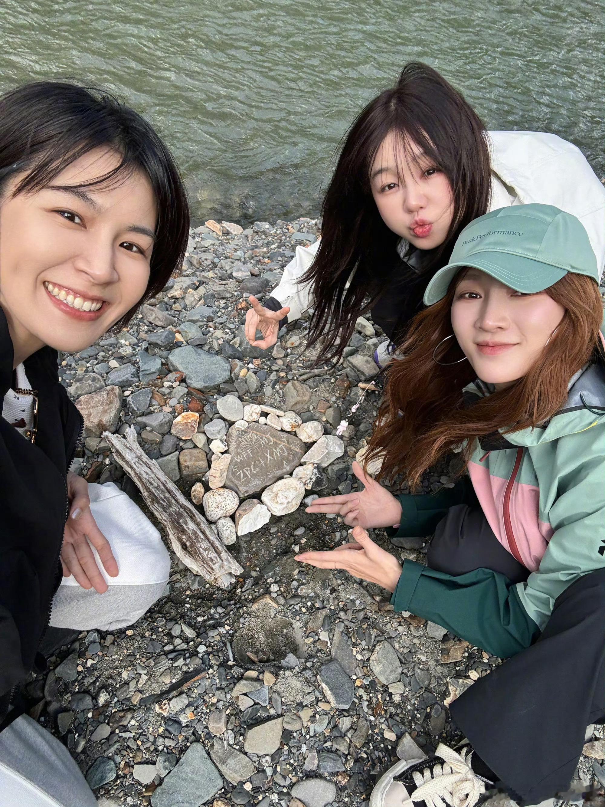 曾沛慈宝莲组川西之旅合照我天宝莲组这份美好友谊希望可以一直持续，沛慈也多来内地和
