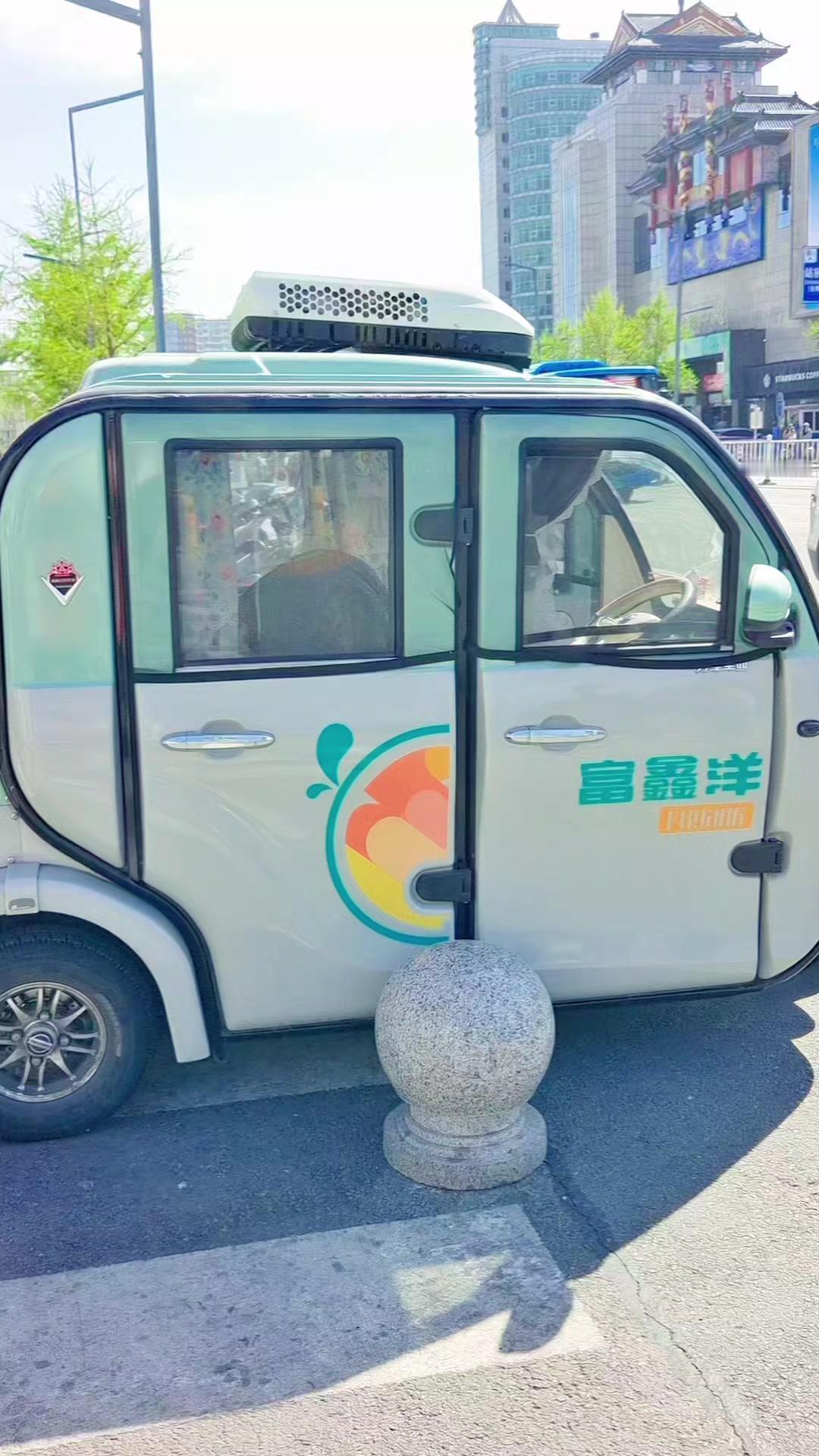 三轮车外置空调体验！大街上看到的富鑫洋三轮车，加装了外置空调，和我那款一模一样，