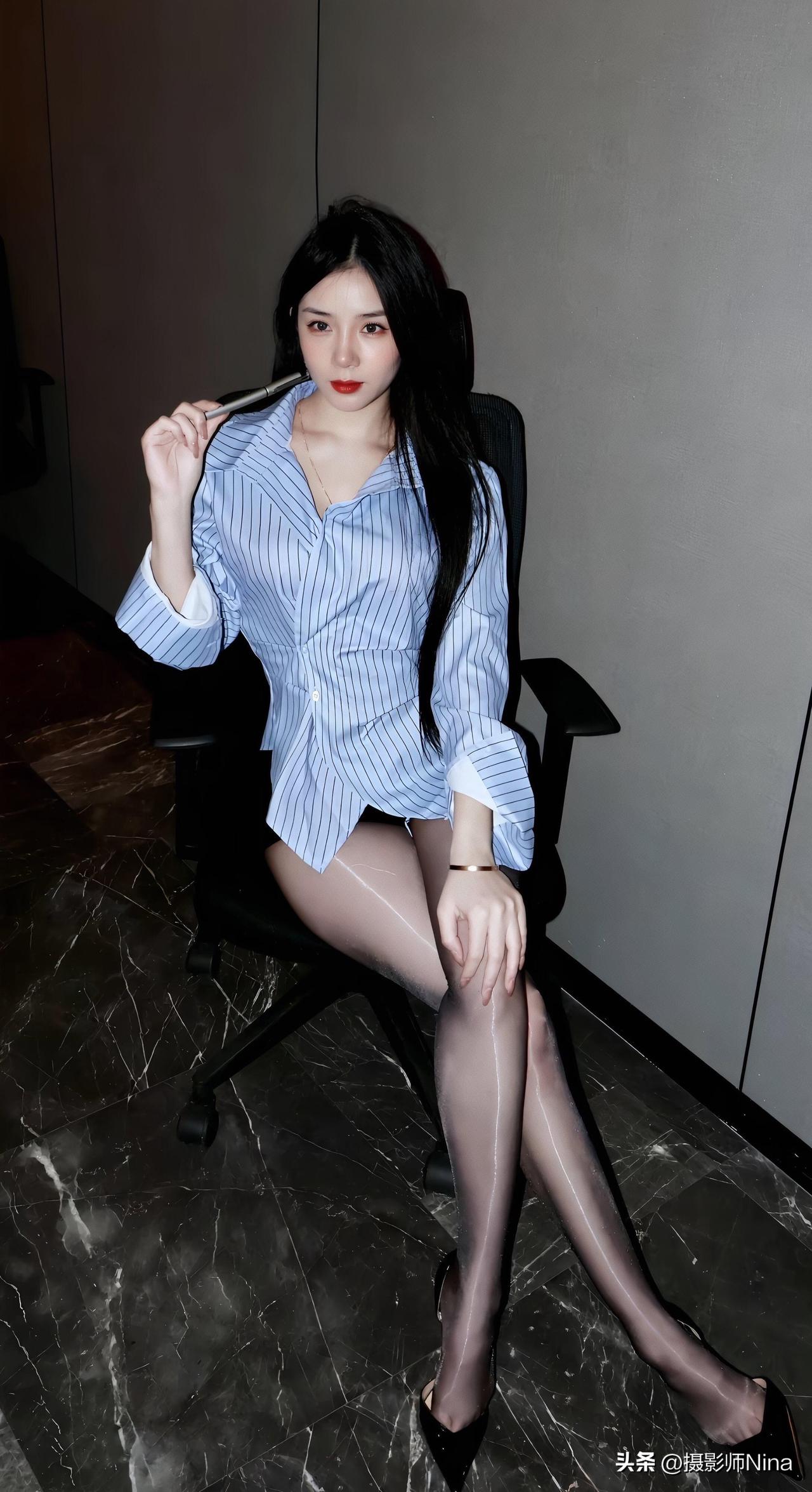 想拍出楚楚动人的人像摄影效果，光线是关键。侧光就很不错，能在人物脸上勾勒出明暗对