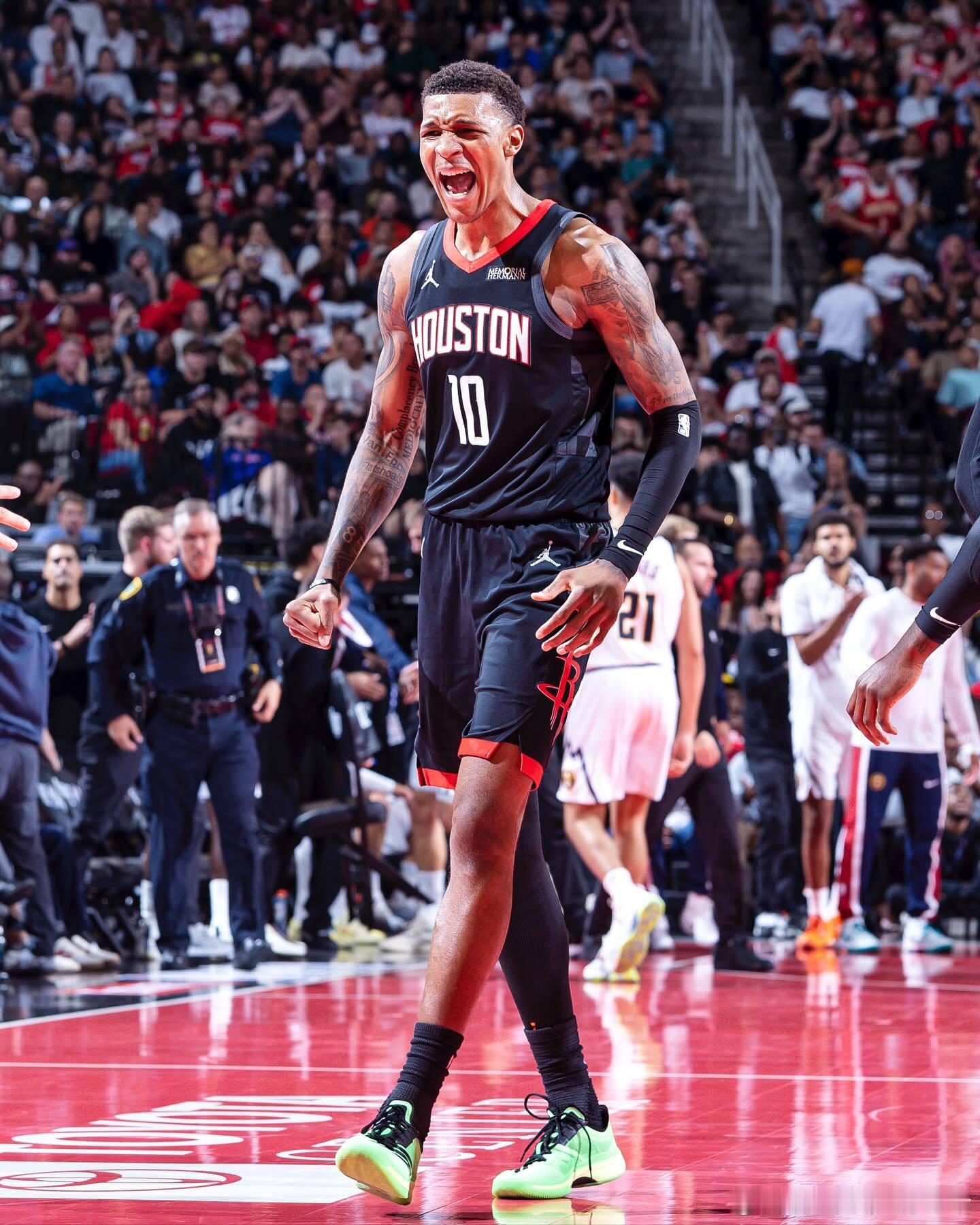 本赛季的小贾（15场比赛）15.1分（生涯新高）6.7篮板1.8助攻（生涯新高）