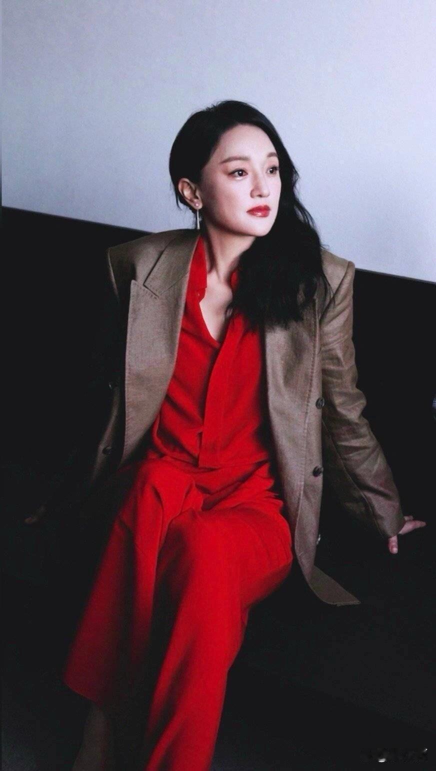 周迅换发型后真惊艳！棕色西装叠穿红色连衣裙，美到骨子里！ 