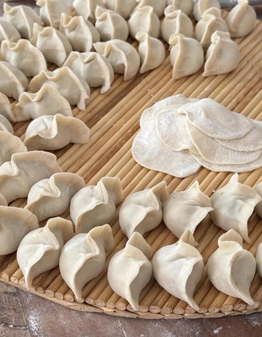 我最爱的是东北酸菜猪肉馅。东北酸菜连续三年拿下28%市场份额，它就像带着家乡味的