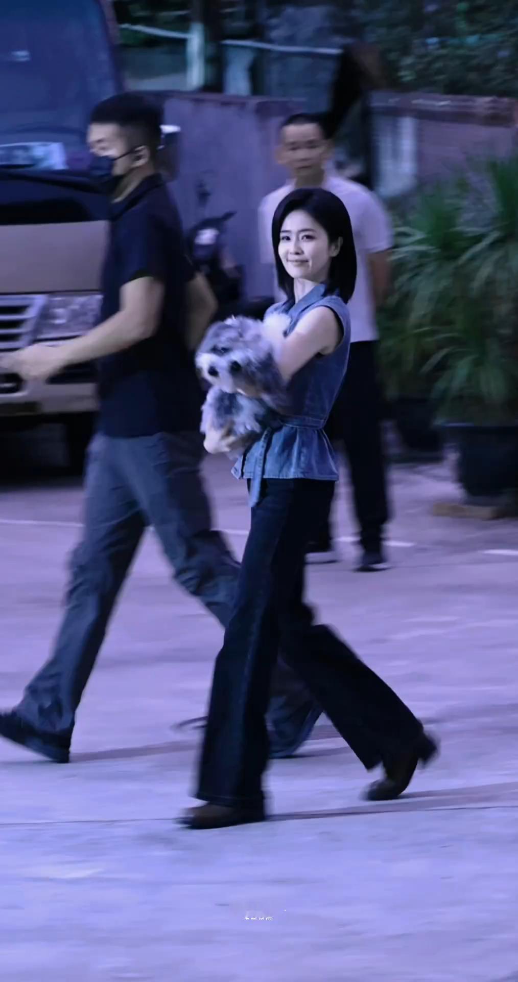 🐶你太安逸了，头直接挂在白梦妍臂弯处 ​​​