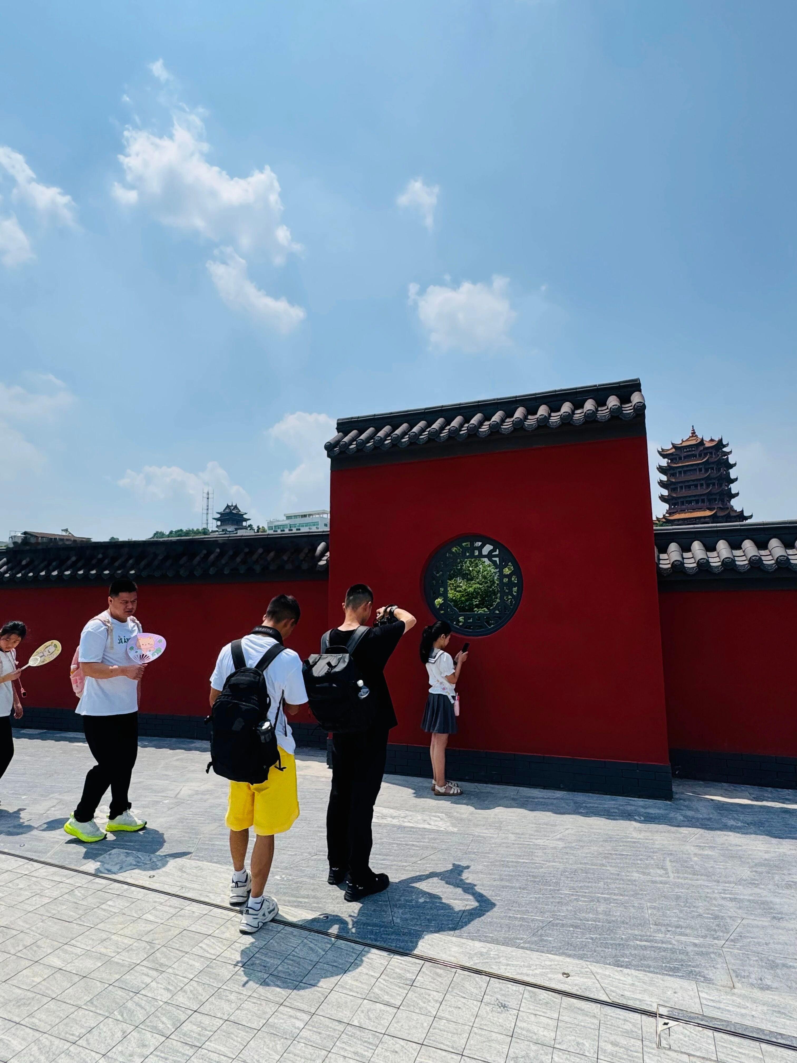 黄鹤楼红墙 黄鹤楼新红墙，今天正式开放！网友：冲！今天（6月1日）上午，武昌司门