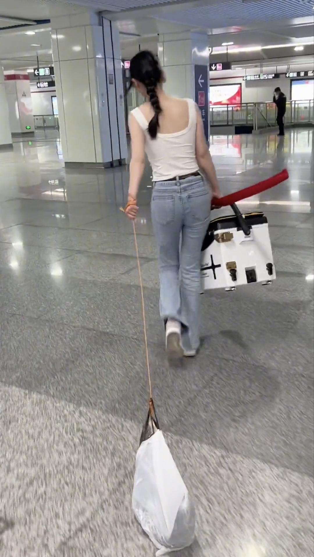 这出门手里不牵点东西还真不习惯呐，平时提桶水都费劲，没想到，提着渔具可轻松的很。