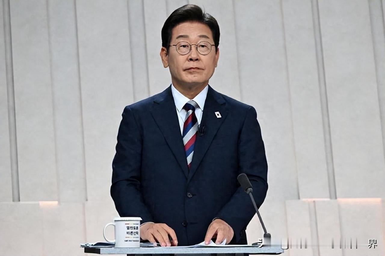 李在明野心挺大的，居然想要韩国成为全球第四大防务强国。报道称，韩国总统李在明说，