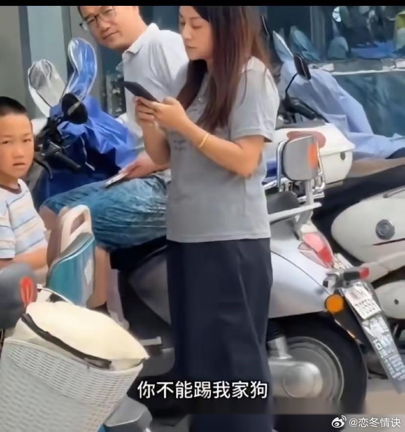 黄一鸣这次真的令人无语。 明明是自己狗狗没牵绳，却反咬一口说对方反应过激，还叫嚣