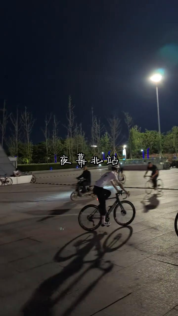 夜幕北站。