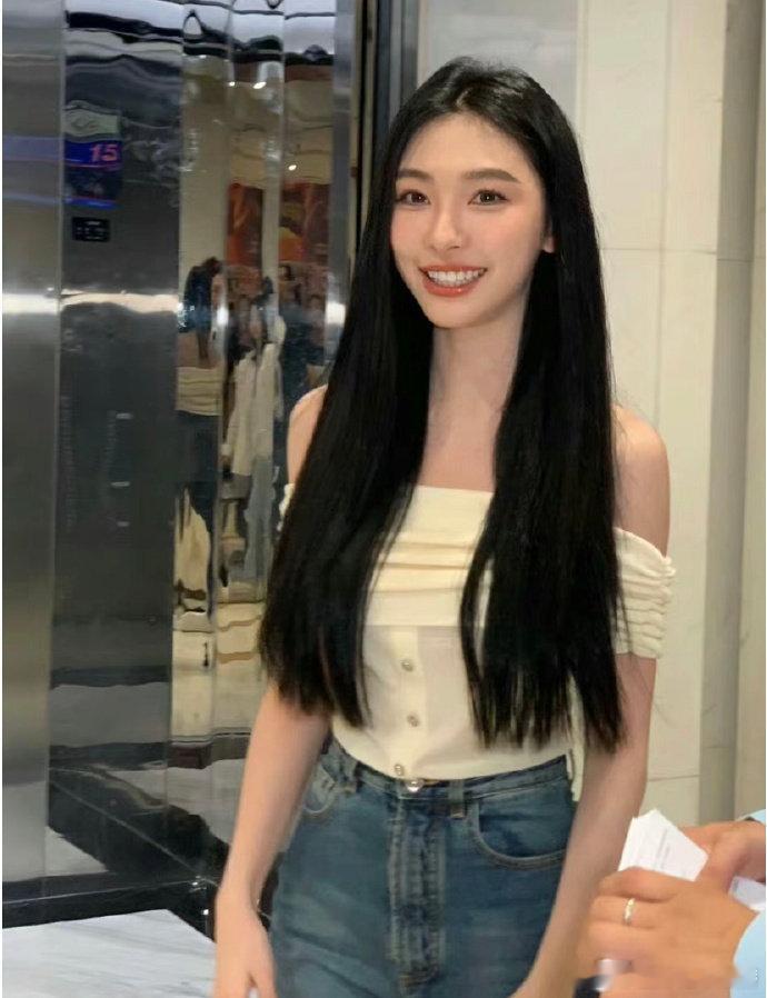 有网友说，易梦玲很像大学校园里底子普通，但又非常会打扮的校花 ​​​